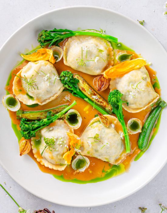 Pierogi z grzybami z velute drobiowym, dzikim brokułem i cukinią