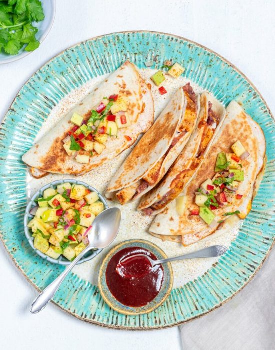 Quesadilla z kurczakiem, fasolą i salsą z mango